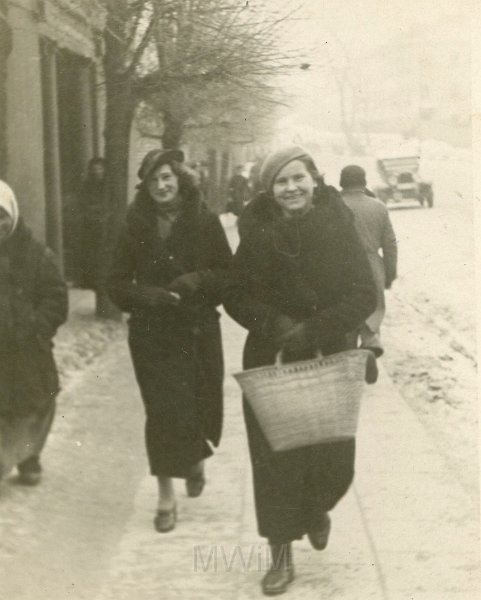 KKE 4751.jpg - Fot. Kobiety na ulicy. Od prawej: druga Emilia Zinowicz (z domu Siemaszko) – siostra Jadwigi Jarzynowskiej (z domu Siemaszko), Wilno, 1936 r.